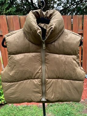 Women's Cropped Puffer Vest in Olive